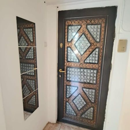 Inchiriez Garsoniera In Regim Hotelier Unirii Bukarest Kültér fotó