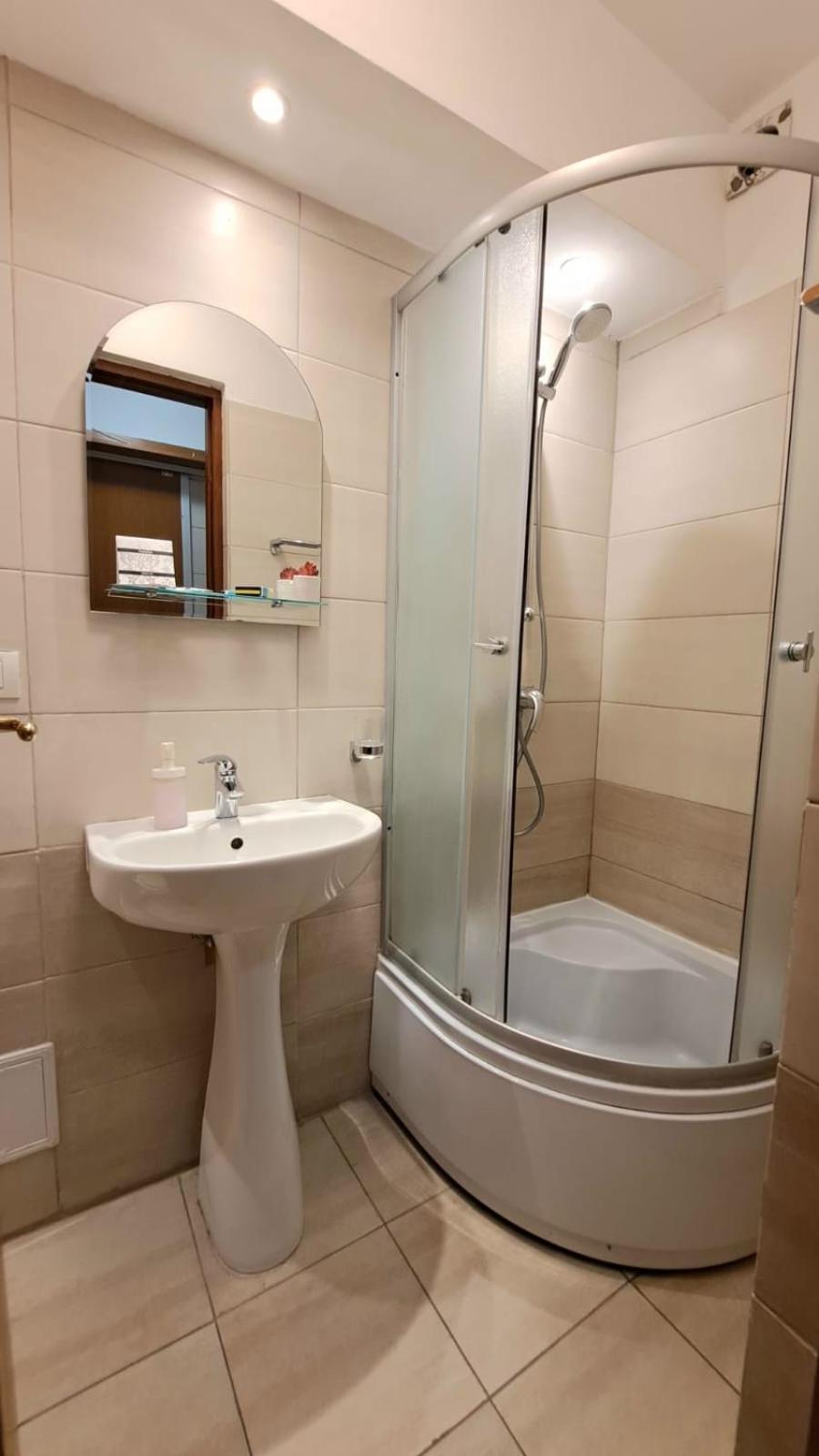 Inchiriez Garsoniera In Regim Hotelier Unirii Bukarest Kültér fotó