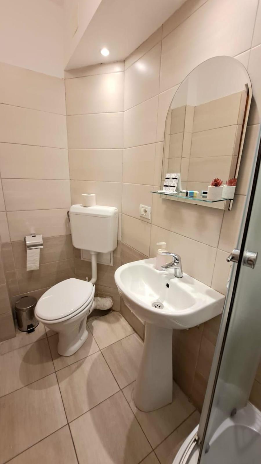 Inchiriez Garsoniera In Regim Hotelier Unirii Bukarest Kültér fotó